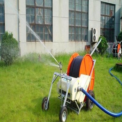 高效农业灌溉方案 潜水移动式、中心支轴式与绞盘式喷灌机全解析